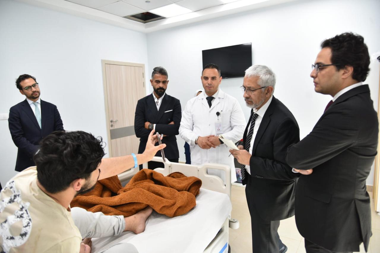 Del 9 al 11 de agosto, la Embajada de Colombia en Egipto acompañó a Víctor de Currea-Lugo, delegado presidencial para los asuntos de Medio Oriente, durante su visita oficial como parte de una gira por la región.  En El Cairo, se llevaron a cabo reuniones clave con autoridades del gobierno egipcio, organizaciones humanitarias y representantes de la sociedad civil, con el propósito de explorar mecanismos concretos para brindar ayuda solidaria al pueblo palestino.  El delegado sostuvo encuentros con el viceprimer ministro y ministro de Salud y Población de Egipto, Dr. Khaled Abdel Ghaffar; el Dr. Fady Kassab, agregado de salud de la Embajada del Estado de Palestina; la Dra. Amal Emam, directora ejecutiva de la Media Luna Roja Egipcia, y con el equipo de Médicos Sin Fronteras en Egipto. Asimismo, se estableció diálogo con diversas organizaciones locales.  Estas reuniones reflejan el compromiso del Gobierno de Colombia con la solidaridad internacional y la defensa de los derechos humanos, en consonancia con su política exterior de paz.